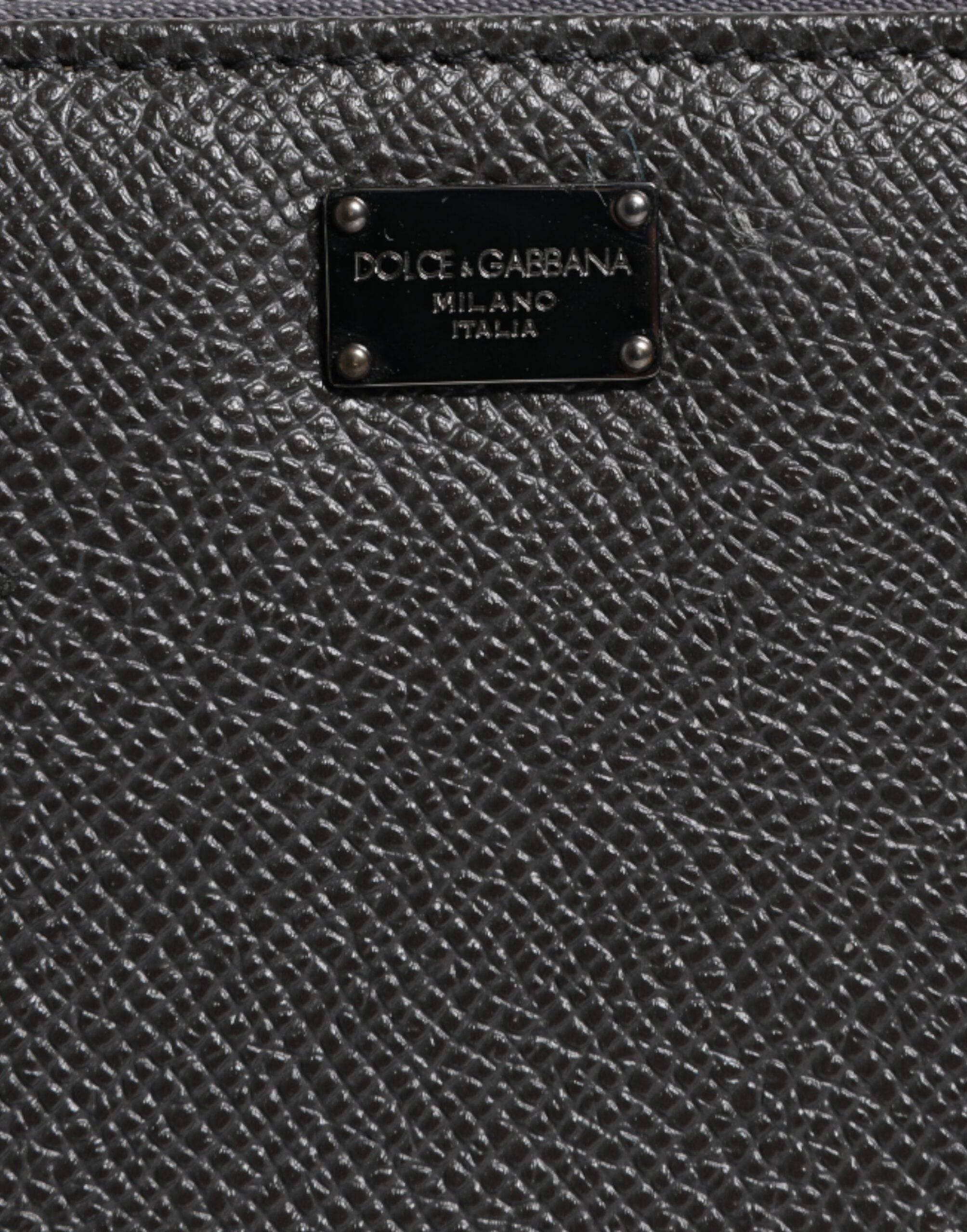 Cartera continental de cuero gris oscuro con cremallera y logotipo DG