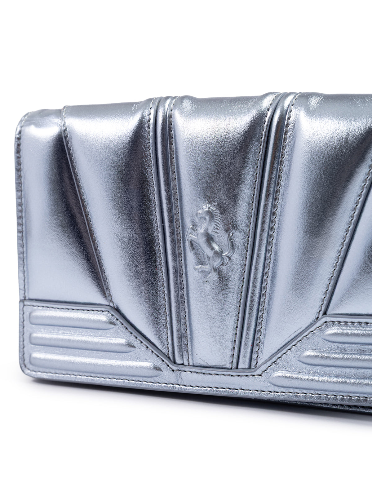 Bolso GT de charol azul claro metálico con cadena