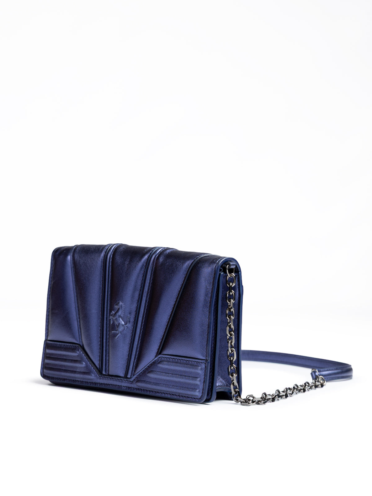 Bolso GT de charol azul metalizado con cadena
