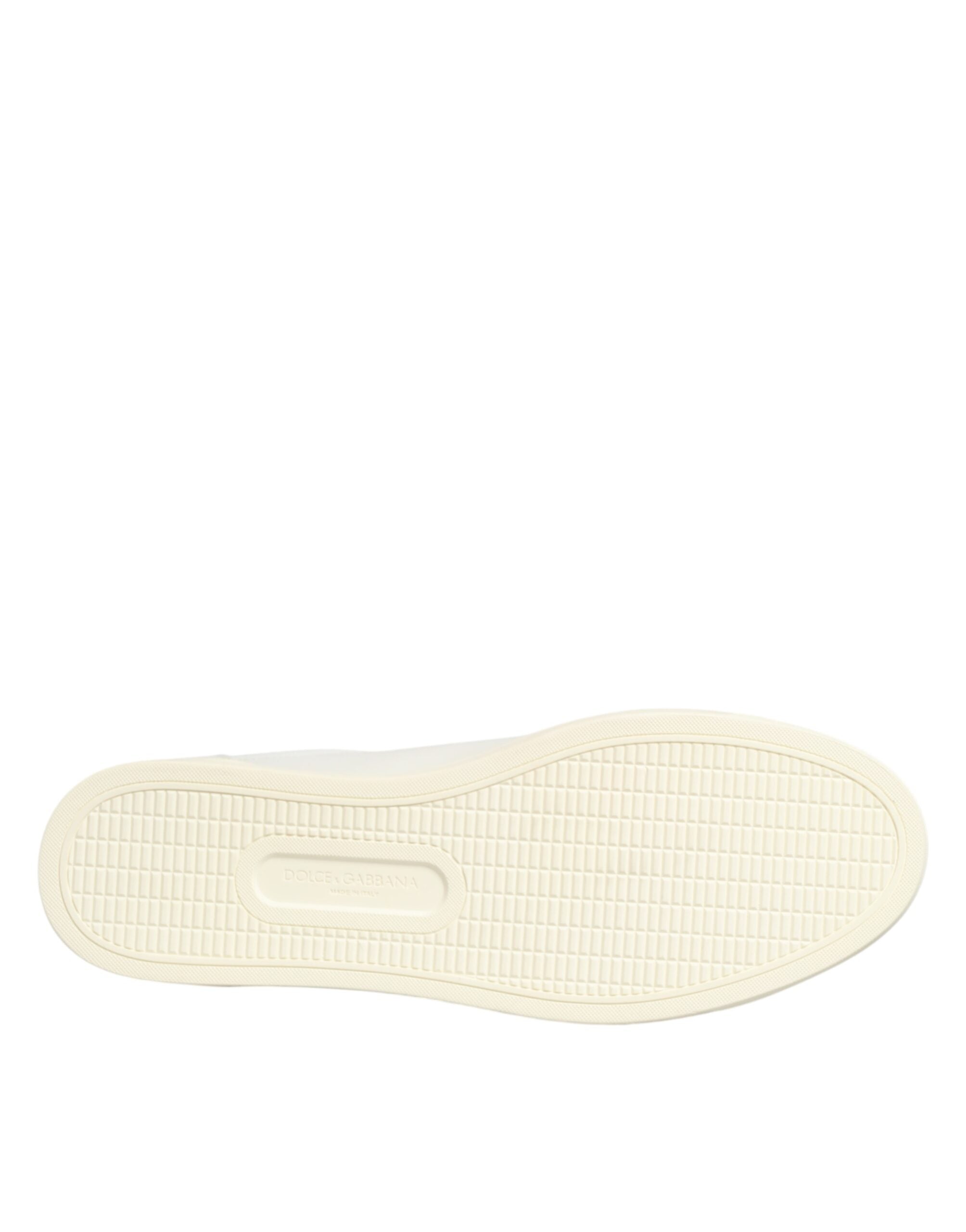 Zapatillas deportivas blancas de cuero con adornos de corazones