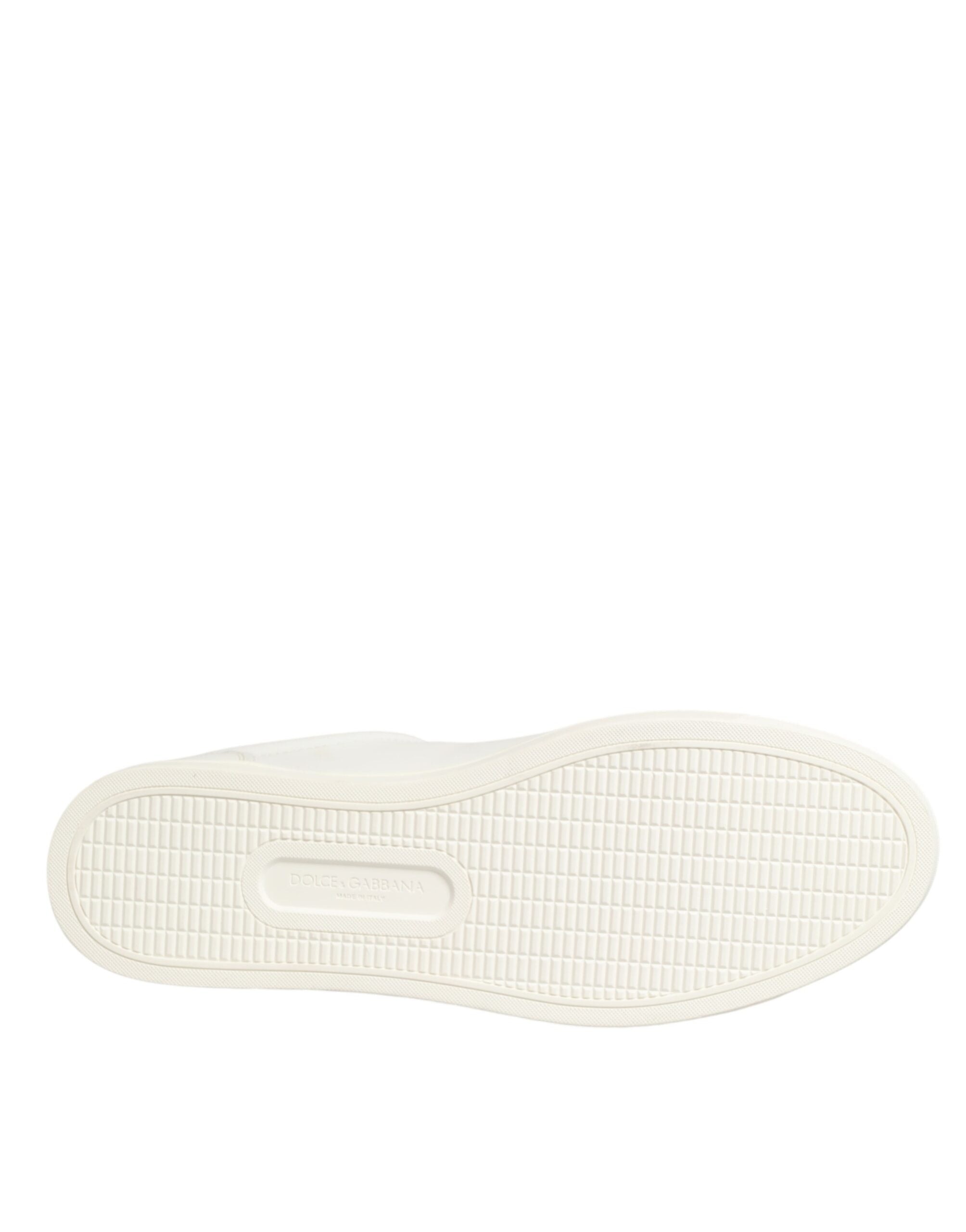 Zapatillas deportivas blancas de cuero con adornos de corazones