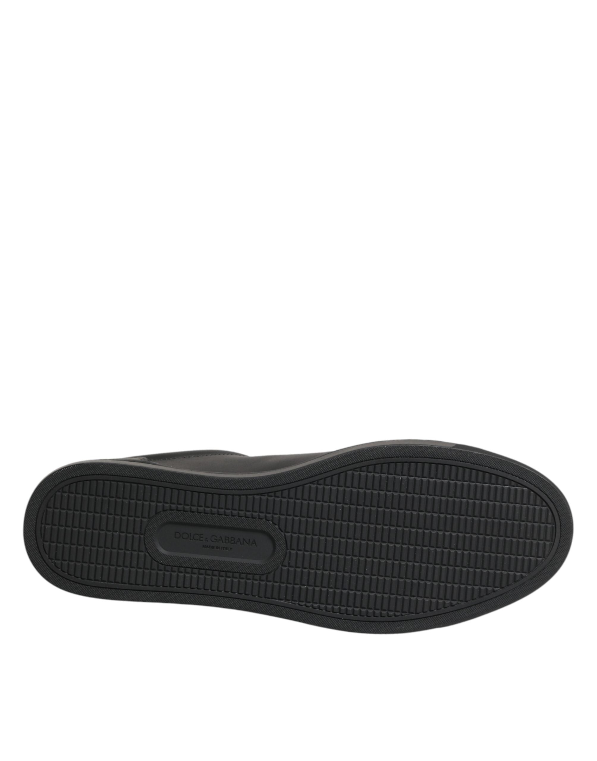 Zapatillas deportivas de cuero negro con adornos de corazón