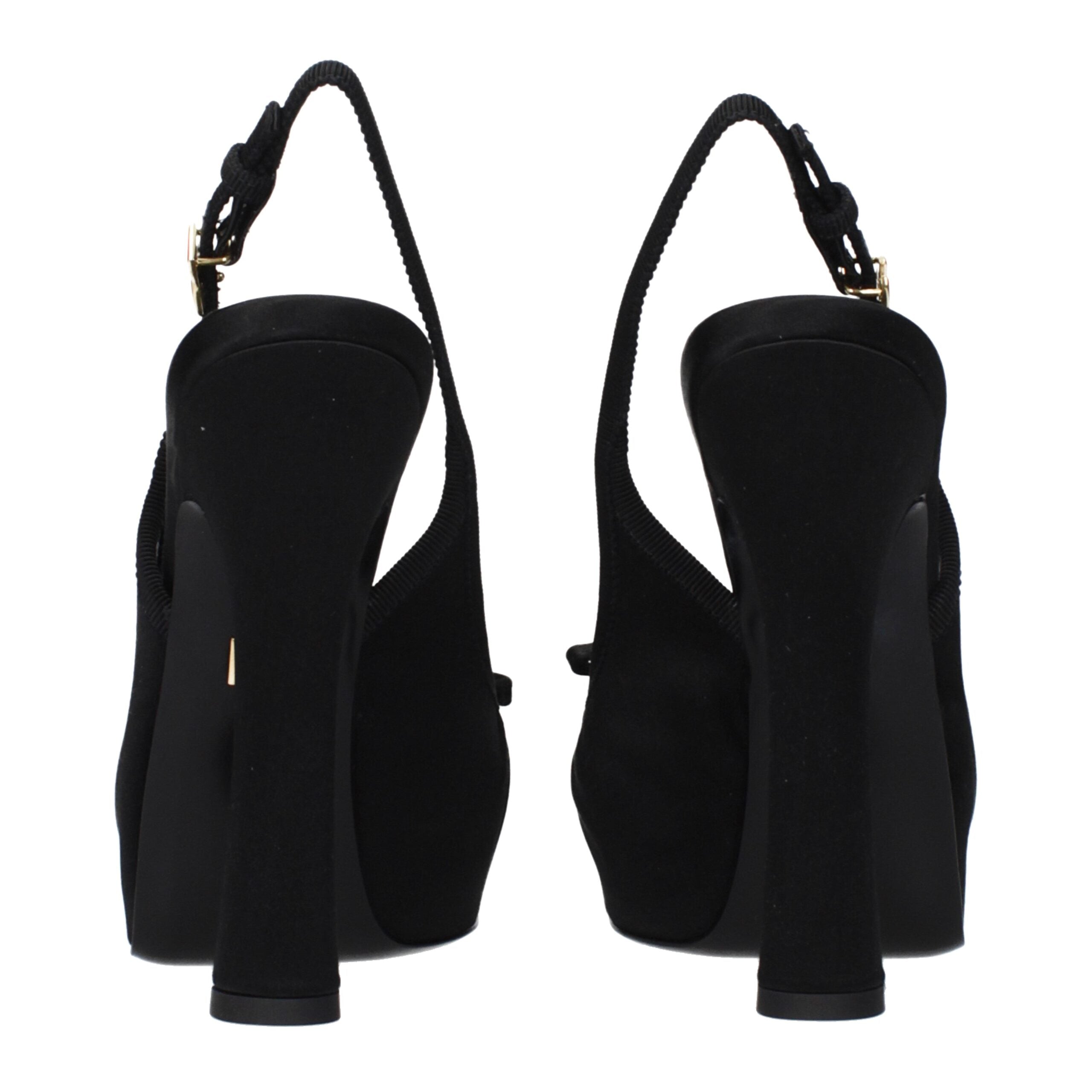 Zapatos de tacón de satén negro