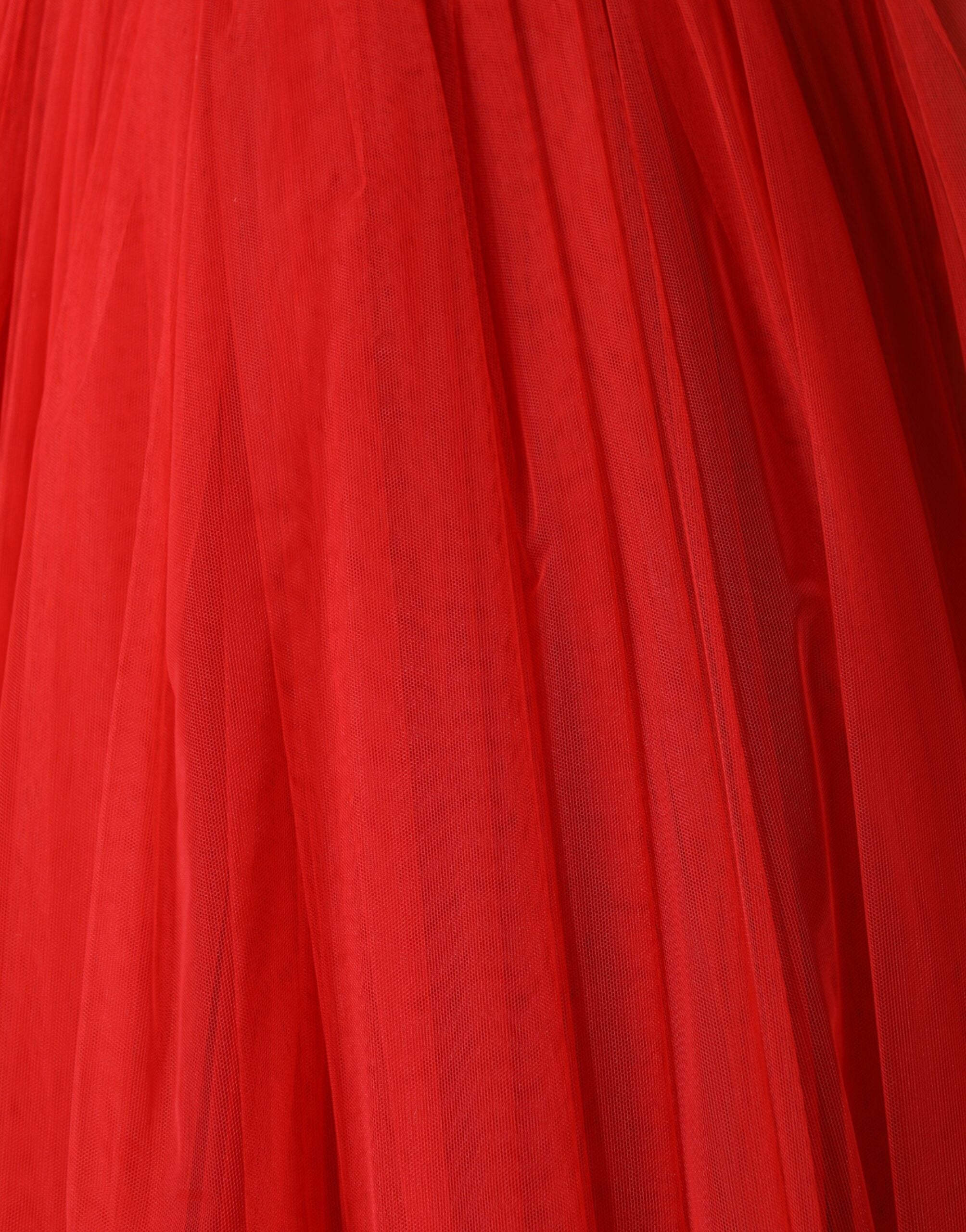 Vestido rojo floral con hombros descubiertos y corte A