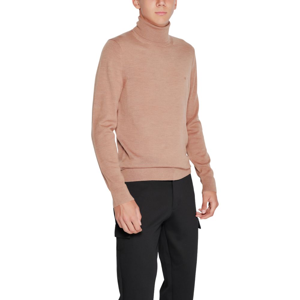 Calvin Klein men’s beige wool turtleneck sweater neckline detail