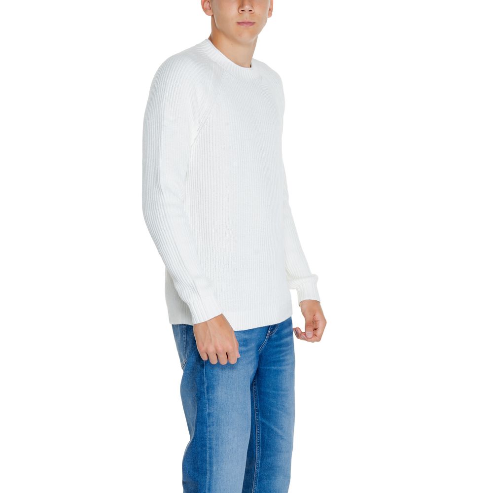 Calvin Klein men’s bianco utility raglan sweatshirt detail view